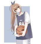  1girl absurdres alternate_costume armband ball basketball_(object) basketball_jersey basketball_uniform blush brown_eyes brown_hair group_name hair_between_eyes hair_ribbon head_tilt highres holding holding_ball hololive hololive_english long_hair looking_at_viewer multicolored_hair nanashi_mumei numbered ponytail ribbon shorts simple_background skirt smile sportswear streaked_hair very_long_hair virtual_youtuber white_armband white_shorts white_skirt xx_tk9 