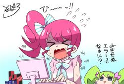  &gt;_&lt; 2girls blue_ribbon can closed_eyes commentary_request drink_can energy_drink flying_sweatdrops frown green_hair idol_land_pripara keyboard_(computer) korean_commentary long_hair mini_falulu monitor multiple_girls neck_ribbon open_mouth pink_hair pretty_series pripara ribbon shaded_face side_ponytail sidelocks smile soboro_(jitome_dan) soda_can sophia-chan sweat syn_sophia tears twintails typing upper_body 