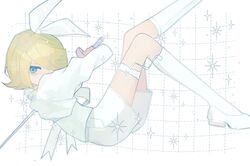  1girl blonde_hair bow grid_background hair_bow hair_ornament hair_over_one_eye hairclip highres holding holding_sword holding_weapon kagamine_rin looking_at_viewer short_hair shorts solo sword takamiya_yuu vocaloid weapon white_bow white_footwear white_shorts 