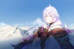  1boy ahoge black_gloves blue_sky blurry blurry_background brown_shawl brown_tassel cup fate/grand_order fate_(series) gloves hair_between_eyes hair_ornament hands_up holding holding_cup hooded_robe long_hair long_sleeves looking_at_viewer male_focus merlin_(fate) mug outdoors parted_lips pink_hair robe shawl sky smile solo upper_body very_long_hair white_hair white_robe wide_sleeves xuehua 