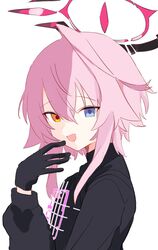  1girl black_gloves black_shirt blue_archive blue_eyes gloves hair_between_eyes halo heterochromia highres hoshino_(blue_archive) hoshino_terror_(blue_archive) long_sleeves looking_at_viewer open_mouth orange_eyes pink_hair shirt short_hair_with_long_locks simple_background solo spoilers upper_body white_background youbi_(0ver_sd) 