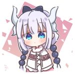  1girl black_bow blue_eyes blunt_bangs blunt_ends blush bow capelet chibi closed_mouth commentary_request dragon_girl dragon_horns expressionless fur-trimmed_capelet fur_trim hair_bobbles hair_bow hair_ornament highres horns jitome kanna_kamui kobayashi-san_chi_no_maidragon long_hair looking_at_viewer purple_hair signature simple_background solo upper_body utuigawa white_background white_capelet 