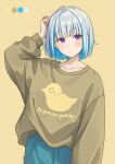 absurdres animal_print bird_print blue_hair blush bob_cut brown_sweater clothes_writing commentary ene_mizunoawa hand_on_own_head highres lize_helesta multicolored_hair nijisanji simple_background sweater sweater_partially_tucked_in two-tone_hair two-tone_sweater violet_eyes virtual_youtuber yellow_background yellow_sweater 