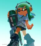  1girl artist_name ballpoint_splatling_(splatoon) beckoning black_footwear black_shorts blunt_bangs boots closed_mouth dolphin_shorts english_commentary from_behind full_body gradient_background green_background green_hair green_trim hanako515_ika headphones high_heel_boots high_heels holding holding_weapon index_finger_raised inkling inkling_girl inkling_player_character long_hair looking_back one_eye_closed orange_headphones print_shirt shirt short_sleeves shorts solo splatoon_(series) standing tentacle_hair two-tone_background weapon white_background white_shirt yellow_eyes 