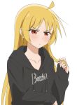  1girl absurdres ahoge black_hoodie blonde_hair blush bocchi_the_rock! closed_mouth collarbone highres holding_own_hair hood hood_down hoodie ijichi_seika long_hair long_sleeves looking_at_viewer red_eyes solo thundradrawings upper_body very_long_hair 