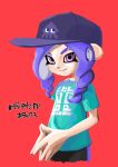  1girl aqua_shirt baseball_cap closed_mouth commentary_request cropped_torso drill_hair eyebrow_cut hat highres long_hair octoling octoling_girl octoling_player_character pink_eyes print_headwear print_shirt purple_hair red_background shirt simple_background smile solo splatoon_(series) splatoon_3 tentacle_hair twin_drills upper_body xdies_ds 