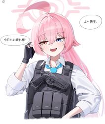  1girl absurdres ahoge beretta_92 black_gloves blue_archive blue_eyes blue_necktie blush bulletproof_vest cellphone collared_shirt commentary_request fang fingerless_gloves floating_hair gloves gun hair_between_eyes halo handgun heterochromia highres holding holding_phone hoshino_(armed)_(blue_archive) hoshino_(blue_archive) long_hair long_sleeves necktie open_mouth orange_eyes phone pink_hair pink_halo ponytail sgholln shirt simple_background skin_fang smartphone smile solo speech_bubble translation_request upper_body weapon white_background white_shirt 