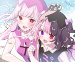  2girls amaki_pururu black_hair blush collarbone eggshell_hat floating_hair heterochromia hololive hololive_english kamiya_maneki long_hair mori_calliope multicolored_hair multiple_girls open_mouth pink_hair red_eyes reject_(esports) short_hair split-color_hair violet_eyes virtual_youtuber 