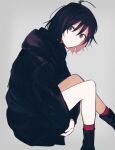  1girl black_footwear black_hair black_hoodie black_skirt commentary_request cowlick from_side green_eyes grey_background hair_between_eyes holding_legs hood hoodie looking_at_viewer medium_hair mochiosamu_ron original pink_socks simple_background sitting skirt socks solo 