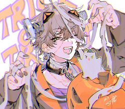  1boy alban_knox bandage_over_one_eye bandaged_neck bandages black_choker brown_hair choker commentary_request dated fingernails grey_jacket halloween halloween_costume hands_up jack-o'-lantern jacket korean_commentary long_sleeves looking_at_viewer male_focus nail_polish nijisanji nijisanji_en object_through_head one_eye_closed one_eye_covered open_mouth patchwork_skin sapphire_(nine) screw_in_head signature simple_background smile solo takaradachi_(alban_knox) virtual_youtuber white_background 