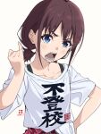  1girl angry blue_eyes blush brown_hair collarbone commentary_request dated flat_chest frown girls_band_cry hand_on_own_hip highres iseri_nina medium_hair miyahara_takuya open_mouth print_shirt shirt simple_background solo t-shirt teeth translation_request upper_body white_background 