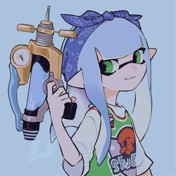  1girl :3 bandana basketball_jersey blue_background blue_bandana blue_hair closed_mouth commentary green_eyes holding imaikuy0 inkling inkling_girl inkling_player_character jersey light_blue_hair long_hair pointy_ears shirt short_sleeves smile solo splash-o-matic_(splatoon) splatoon_(series) symbol-only_commentary tentacle_hair white_shirt 