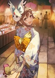  1girl arms_behind_back atelier_(series) atelier_ryza atelier_ryza_3 bag blurry blurry_background blush bracelet brown_eyes brown_hair commentary_request fi_(atelier) fingernails floral_print hair_ornament hairclip highres holding japanese_clothes jewelry kimono looking_at_viewer looking_back mask mask_on_head medium_hair official_art open_mouth outdoors reisalin_stout smile teeth toridamono upper_teeth_only wide_sleeves x_hair_ornament yukata 