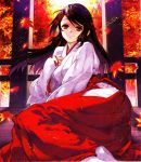  black_hair hakama highres houzuki_yuuno japanese_clothes kimono kurenai leaf long_hair miko on_side red_eyes scan smile solo yamamoto_yamato 