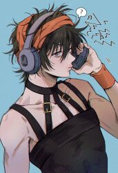  1boy ? alrlmigi bare_shoulders black_hair black_tank_top blue_background closed_mouth collarbone commentary_request hair_between_eyes hairband hand_on_headphones headphones highres holding holding_headphones jojo_no_kimyou_na_bouken korean_commentary looking_at_viewer male_focus messy_hair musical_note narancia_ghirga orange_hairband short_hair solo spoken_question_mark tank_top upper_body vento_aureo violet_eyes wristband 