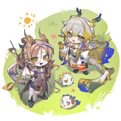  1boy 1girl :d antlers arknights arm_up blonde_hair blue_eyes border brown_hair brown_jacket chibi chibi_only colored_extremities colored_mouth dragon_bubble_(arknights) dragon_girl dragon_horns dragon_tail fang full_body grey_hair hair_between_eyes halftone highres holding horns jacket ji_(arknights) light_particles long_hair looking_at_viewer mole mole_under_eye multicolored_hair open_mouth purple_hair shu_(arknights) smile standing sun_symbol tail tongxi65938_(mo_zuoren) very_long_hair white_border yellow_eyes 