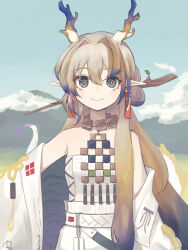  1girl arknights bare_shoulders belt black_eyes blonde_hair bright_pupils closed_mouth commentary dragon_girl dragon_horns earrings grey_hair hair_between_eyes hair_intakes highres horns jacket jewelry long_hair looking_at_viewer multicolored_hair necklace off_shoulder pointy_ears pon2023 purple_hair shu_(arknights) smile solo strapless tube_top white_belt white_jacket white_pupils white_tube_top 