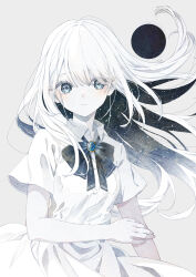  1girl black_bow blue_brooch blue_eyes blue_gemstone blush bow bowtie brooch closed_mouth collared_shirt colored_inner_hair floating_hair gem grey_background highres jewelry long_hair looking_at_viewer multicolored_hair original oseto_(oxxsexxto) shirt short_sleeves simple_background solo star_(sky) upper_body white_hair white_shirt 