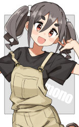  1girl black_shirt blush_stickers border bow brown_hair brown_overalls collarbone commentary copyright_name gazacy_(dai) grey_background hair_between_eyes hair_bow hand_up highres kiriyama_an looking_at_viewer medium_hair mono_(afro) open_mouth outside_border overalls red_eyes shirt short_sleeves sidelocks smile solo strap_slip t-shirt thick_eyebrows twintails upper_body white_border white_bow 