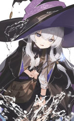  1girl bag black_bow black_bowtie black_hat black_skirt bow bowtie brown_bag cloak crossed_bangs elaina_(majo_no_tabitabi) grey_hair hair_between_eyes hat highres holding holding_wand long_hair long_sleeves looking_at_viewer majo_no_tabitabi open_mouth shirt shoulder_bag simple_background skirt smile solo violet_eyes wand water white_background white_hair white_shirt wiersa witch witch_hat 