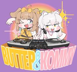  &gt;_o 2girls :3 absurdres animal_ear_fluff animal_ears bag bell blue_eyes blush bow brown_hair butter_(trickcal) cat_ears cat_girl character_name commentary_request dj dog_ears dog_girl fang gradient_hair grey_hair hair_between_eyes hairband headphones headphones_around_neck highres kommy_(trickcal) korean_commentary long_hair multicolored_hair multiple_girls nangnangnang neck_bell one_eye_closed open_mouth orange_bow orange_hairband pink_hair shirt short_sleeves simple_background sparkle trickcal turntable white_shirt 