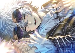  1boy aogiyuki black_crown closed_eyes crown diamond_hairband full_body highres looking_at_viewer male_focus missing_tooth pinstripe_pattern pinstripe_suit pinstripe_vest round_eyewear short_hair skeleton_print skully_j._graves smile solo striped_clothes striped_vest suit sunglasses the_nightmare_before_christmas twisted_wonderland vertical-striped_clothes vertical-striped_vest vest white_hair 