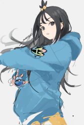  1girl black_hair blue_hoodie cube_hair_ornament dive_ball earclip grey_eyes hair_ornament highres holding holding_poke_ball hood hood_down hoodie jacket leggings lida_(pokemon) long_hair long_sleeves looking_at_viewer orange_leggings parted_lips poke_ball pokemon pokemon_legends:_z-a simple_background solo topknot two-tone_legwear upper_body white_leggings wispy_bangs yuuli_(tuna221022) 