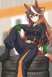  1girl alternate_costume animal_ears belt black_boots black_jumpsuit blurry blurry_background boots brown_belt brown_hair closed_mouth earrings hair_between_eyes horse_ears horse_girl horse_tail jewelry jumpsuit long_hair long_sleeves looking_at_viewer mauve multicolored_hair pocket racing_suit single_earring sitting smile solo streaked_hair symboli_rudolf_(umamusume) tail umamusume unused_tire violet_eyes white_hair 