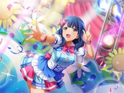  1girl bead_bracelet beads blue_dress blue_hair bow bowtie bracelet brown_eyes dress flower game_cg hair_flower hair_ornament hanayagi_kaoruko jewelry kimi_no_kokoro_wa_kagayaiteru_kai? looking_at_viewer love_live! love_live!_sunshine!! medium_hair official_art open_mouth pink_bow pink_bowtie puffy_short_sleeves puffy_sleeves short_sleeves shoujo_kageki_revue_starlight shoujo_kageki_revue_starlight_-re_live- solo stage stage_lights standing upper_body violet_eyes 