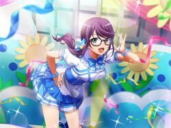  1girl bead_bracelet beads blue_bow blue_bowtie blue_dress bow bowtie bracelet closed_mouth dress game_cg glasses green_eyes hairband hand_on_own_hip hoshimi_junna jewelry kimi_no_kokoro_wa_kagayaiteru_kai? leaning_forward long_hair looking_at_viewer love_live! love_live!_sunshine!! official_art puffy_short_sleeves puffy_sleeves purple_hair short_hair short_sleeves shoujo_kageki_revue_starlight shoujo_kageki_revue_starlight_-re_live- solo stage stage_lights standing upper_body 