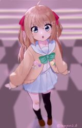  1girl absurdres badge black_socks black_thighhighs blue_eyes blue_sailor_collar blue_skirt bow bowtie brown_hair brown_shoes button_badge cardigan commentary_request dress_shirt from_above full_body green_bow green_bowtie hair_between_eyes hair_ornament hair_ribbon heart heart_hair_ornament highres korean_commentary long_hair long_sleeves looking_at_viewer neuro-sama open_cardigan open_clothes open_mouth pink_ribbon pleated_skirt ramyun_(shcks97) ribbon sailor_collar shirt shirt_tucked_in shoes single_sock single_thighhigh skirt socks solo standing thigh-highs twitter_username vedal_ai virtual_youtuber white_shirt yellow_cardigan 