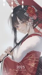  1girl black_hair blurry blurry_foreground blush flower fur_trim hair_flower hair_ornament happy_new_year highres japanese_clothes kimono long_hair looking_at_viewer mameko_(l8_w3) nape oil-paper_umbrella original pink_eyes red_flower red_kimono smile straight_hair swept_bangs umbrella upper_body white_background 