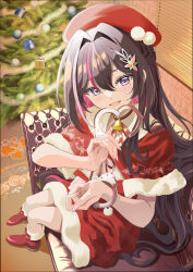  1girl asymmetrical_sidelocks azki_(hololive) black_hair christmas_ornaments christmas_tree colored_inner_hair cuffs dress fur-trimmed_dress fur_trim handcuffs hat highres hololive indoors kagura_hiromu long_hair looking_at_viewer mole mole_under_eye multicolored_hair open_mouth pink_hair santa_hat sidelocks solo streaked_hair violet_eyes virtual_youtuber window_blinds 