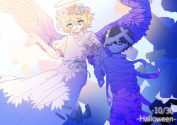  2boys :d absurdres angel_wings antenna_hair bandaged_arm bandaged_head bandaged_leg bandaged_torso bandages bare_arms basil_(faraway)_(omori) basil_(omori) black_eyes black_hair blue_background blue_eyes blue_flower blue_ribbon bright_pupils chinese_commentary closed_mouth commentary_request cowboy_shot crossdressing crossdressing_(mtf) dated double-parted_bangs dress expressionless eye_contact feathered_wings film_grain flower flower_wreath frilled_sleeves frills gradient_background hair_behind_ear hair_between_eyes halloween_costume halo hand_up head_wreath highres holding_hands looking_at_another multiple_boys mummy_costume omori open_mouth red_flower red_rose ribbon rose short_hair short_sleeves sidelocks simple_background smile standing sunny_(omori) very_short_hair white_background white_dress white_flower white_pupils white_wings wings yangliyongyuanshiyangchui yellow_halo 