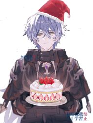 1boy aromuromu66 black_gloves cake crossed_bangs flins_(genshin_impact) food fruit genshin_impact gloves hat highres holding holding_cake holding_food looking_at_viewer santa_hat smile solo strawberry strawberry_cake white_background yellow_eyes 