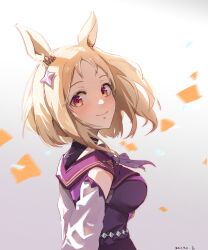  1girl absurdres animal_ears blonde_hair blurry chinese_commentary closed_mouth commentary_request dated grey_background hair_ornament highres horse_ears horse_girl light_blush looking_at_viewer multicolored_eyes narita_top_road_(the_proud_road)_(umamusume) narita_top_road_(umamusume) purple_shirt shirt short_hair smile solo turning_head two-tone_eyes umamusume upper_body violet_eyes yellow_eyes yin_lan- 