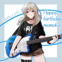  1girl black_choker black_shirt blush bracelet brown_shorts choker closed_mouth commentary_request dated electric_guitar fender_jazzmaster girls_band_cry grey_eyes grey_hair guitar happy_birthday highres holding holding_guitar holding_instrument instrument jewelry kawaragi_momoka long_hair multicolored_hair ngn_mahiro roots_(hair) shikai_no_sumi_kuchiru_oto shirt short_sleeves shorts solo thigh_strap 