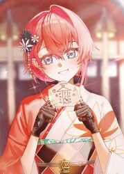  1girl ai_ai_gasa ange_katrina ange_katrina_(new_year) black_flower black_gloves black_sash blue_eyes blurry blurry_background blush commentary_request cropped doidamon ema floral_print floral_print_gloves floral_print_kimono flower gloves grin hair_between_eyes hair_ornament hands_up head_tilt highres holding holding_ema japanese_clothes kanzashi kimono looking_at_viewer multicolored_eyes multicolored_sash new_year nijisanji obi obiage obidome obijime orange_sash print_kimono red_kimono red_sash revision sash single_hair_intake smile solo sparkle straight-on translation_request tsumami_kanzashi two-tone_eyes upper_body violet_eyes virtual_youtuber white_flower white_kimono 