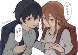  2boys aged_down alternate_universe angel_devil_(chainsaw_man) azm_e3 backpack bag black_hair blue_bag blue_eyes buttons chainsaw_man child closed_mouth collared_shirt commentary_request grey_shirt hand_grab hayakawa_aki highres long_hair long_sleeves looking_at_viewer male_focus multiple_boys open_mouth red_bag red_eyes shirt short_hair simple_background speech_bubble translation_request twitter_username upper_body white_background 