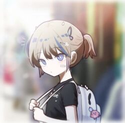  1girl aged_down airi_kanna backpack bag bag_charm bandaid bandaid_on_cheek bandaid_on_face black_shirt blue_eyes blurry blurry_background charm_(object) commentary_request dragon_girl dragon_horns flat_chest holding_strap horns kirby korean_commentary looking_at_viewer multicolored_hair notice_lines ponytail seongda shirt short_hair short_sleeves small_horns stellive streaked_hair upper_body virtual_youtuber 