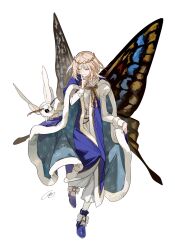  1boy antennae arm_up blanca_(fate) blonde_hair blue_cape blue_eyes blue_robe blue_shoes bow bug butterfly_wings cape closed_mouth commentary_request fate/grand_order fate_(series) footwear_bow frilled_sleeves frills full_body fur-trimmed_cape fur-trimmed_robe fur_trim highres index_finger_raised insect_wings long_sleeves looking_at_another looking_to_the_side male_focus moth moth_antennae oberon_(fate) oberon_(first_ascension)_(fate) robe shoes short_hair sideways_glance simple_background solo tiara two_pokemon white_background white_fur white_hair wings 