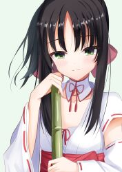  1girl :3 absurdres black_hair blush bow broom closed_mouth collarbone colored_eyelashes commentary_request cosplay detached_collar detached_sleeves green_background green_eyes hair_between_eyes hair_bow hakama hands_up highres hitachi_mako holding holding_broom huge_bow japanese_clothes kiki0319i kimono long_sleeves looking_at_viewer nontraditional_miko pink_bow red_hakama ribbon-trimmed_sleeves ribbon_trim senren_banka short_hair_with_long_locks simple_background smile solo split_mouth straight_hair tassel tomotake_yoshino tomotake_yoshino_(cosplay) upper_body white_kimono wide_sleeves 