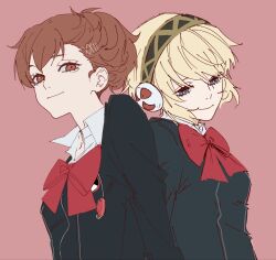  2girls aakaaka78910 aigis_(persona) android black_jacket blonde_hair blue_eyes bow bowtie closed_mouth commentary_request gekkoukan_high_school_uniform gold_hairband hair_ornament hairband hairclip highres jacket looking_at_viewer looking_down multiple_girls persona persona_3 persona_3_portable pink_background red_bow red_bowtie red_eyes red_hair robot_ears school_uniform shiomi_kotone short_hair simple_background smile upper_body wing_collar 