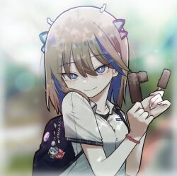  1girl airi_kanna antlers backpack bag bag_charm blue_eyes blurry blurry_background bracelet bright_pupils brown_hair charm_(object) collarbone commentary_request dappled_sunlight dragon_girl food holding holding_food holding_popsicle horns jewelry kirby korean_commentary looking_at_viewer medium_hair multicolored_hair popsicle seongda shirt short_sleeves small_horns smile smug stellive streaked_hair sunlight tree_shade virtual_youtuber white_shirt 