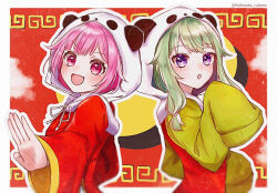  2girls animal_hood border commentary_request green_hair hood kurumiru kusanagi_nene long_hair long_sleeves looking_at_viewer meandros multiple_girls ootori_emu open_mouth outline outside_border panda_hood pink_eyes pink_hair project_sekai short_hair sleeves_past_fingers sleeves_past_wrists smile upper_body violet_eyes white_border white_outline yi_er_fan_club_(vocaloid) 