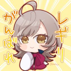  1girl :> ahoge assault_lily blush bow bowtie chibi closed_mouth commentary_request cropped_torso grey_hair hand_up herensuge_girls_academy_school_uniform jacket long_hair long_sleeves looking_at_viewer multicolored_hair oversized_clothes ponokaijo red_bow red_bowtie sasaki_ran school_uniform sleeves_past_fingers sleeves_past_wrists smile solo streaked_hair sunburst sunburst_background translation_request twitter_username upper_body water white_jacket yellow_background yellow_eyes 