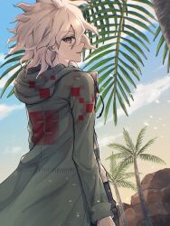  1boy arm_at_side backlighting blonde_hair blue_sky commentary cowboy_shot danganronpa_(series) danganronpa_2:_goodbye_despair day from_behind green_jacket grey_eyes hair_between_eyes highres hood hood_down hooded_jacket jacket komaeda_nagito long_sleeves looking_at_viewer looking_back male_focus medium_hair open_clothes open_jacket outdoors palm_tree parted_lips profile sky smile solo spiky_hair tree user_vkcr5455 