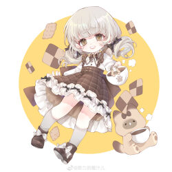  1girl absurdres animal back_bow black_bow blunt_bangs boots border bow bowtie brooch brown_boots brown_bow brown_bowtie brown_dress brown_eyes buttons carefree_cafe_(miracle_nikki) cat checkerboard_cookie chibi chinese_commentary collared_shirt commentary_request cookie cracker cup dot_nose dress dress_bow eyelashes floating_hair food food-themed_brooch footwear_bow frilled_dress frills grey_hair grey_socks grin hair_bow happy high_collar highres holding holding_cup incoming_gift jewelry kneehighs large_bow light_blush lipstick long_hair long_sleeves looking_at_viewer low_twintails makeup medium_dress miracle_nikki nikki_(series) nuli_de_chengzhi_er outdoors paw_print pinafore_dress pink_lips plaid_clothes plaid_dress puffy_long_sleeves puffy_sleeves round_border shirt short_twintails sleeveless sleeveless_dress smile socks solo standing steam striped_bow twintails variant_set watermark weibo_watermark white_border white_bow white_shirt yellow_background 