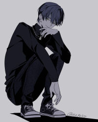  1boy absurdres black_shirt closed_mouth commentary_request green_eyes hand_on_own_face highres jewelry kenmochi_touya key long_sleeves male_focus male_yandere necklace nijisanji shadow shirt shoes smile sneakers solo squatting sumi_(n29250) turtleneck virtual_youtuber watermark white_background yandere 