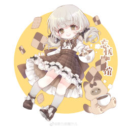  1girl absurdres animal back_bow black_bow blunt_bangs boots border bow bowtie brooch brown_boots brown_bow brown_bowtie brown_dress brown_eyes buttons carefree_cafe_(miracle_nikki) cat character_name checkerboard_cookie chibi chinese_commentary collared_shirt commentary_request cookie cracker cup dot_nose dress dress_bow eyelashes floating_hair food food-themed_brooch footwear_bow frilled_dress frills grey_hair grey_socks grin hair_bow happy high_collar highres holding holding_cup incoming_gift jewelry kneehighs large_bow light_blush lipstick long_hair long_sleeves looking_at_viewer low_twintails makeup medium_dress miracle_nikki nikki_(series) nuli_de_chengzhi_er outdoors paw_print pinafore_dress pink_lips plaid_clothes plaid_dress puffy_long_sleeves puffy_sleeves round_border shirt short_twintails sleeveless sleeveless_dress smile socks solo standing steam striped_bow twintails variant_set watermark weibo_watermark white_border white_bow white_shirt yellow_background 